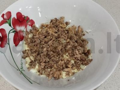 Salotas „Mimoza“ su konservuotu tunu Žingsnis 5