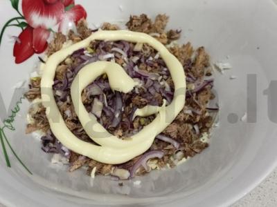 Salotas „Mimoza“ su konservuotu tunu Žingsnis 6