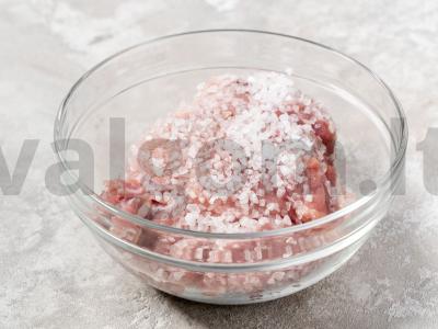 Namų stiliaus džiovintos mėsos salotos Žingsnis 2