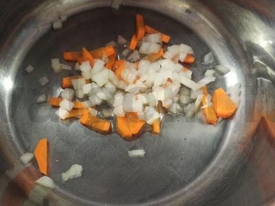 Kreminė sriuba su kalakutienos blauzdelėmis Žingsnis 1