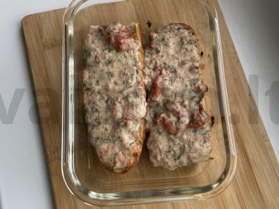 Bagetė, kepta su sūriu ir dešra pagrindine nuotrauka