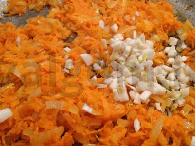 Puikūs blauzdikauliai su ryžiais ir daržovėmis karija Žingsnis 3