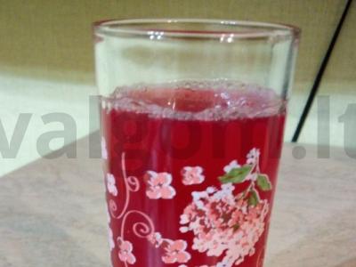 Uogų ir obuolių kompotas pagrindine nuotrauka