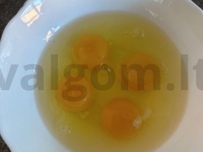 Omletas su juodaisiais ir česnakiniais pipirais Žingsnis 1