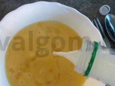 Omletas su juodaisiais ir česnakiniais pipirais Žingsnis 2