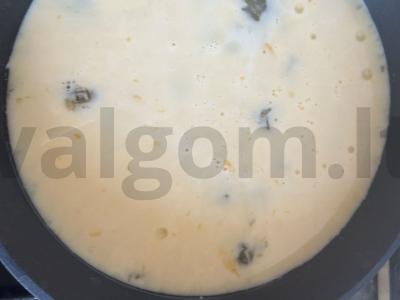 Omletas su juodaisiais ir česnakiniais pipirais Žingsnis 5