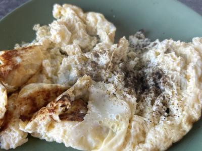 Omletas su juodaisiais ir česnakiniais pipirais pagrindine nuotrauka