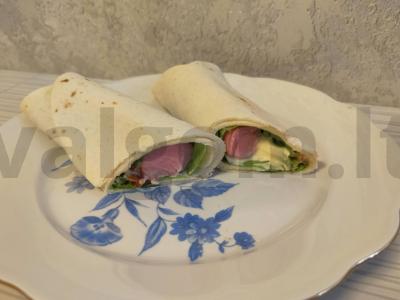 Karštas šuo kvietinėje tortilijoje pagrindine nuotrauka