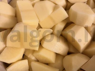 Vištiena su bulvėmis, kepta rankovėje su grietinėlės-česnako padažu Žingsnis 1