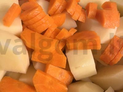 Vištiena su bulvėmis, kepta rankovėje su grietinėlės-česnako padažu Žingsnis 2