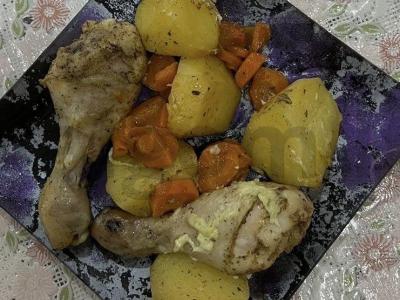 Vištiena su bulvėmis, kepta rankovėje su grietinėlės-česnako padažu pagrindine nuotrauka