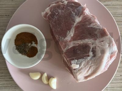 Kiaulienos kaklas su česnaku ir prieskoniais orkaitėje Žingsnis 1