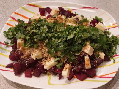 Burokėlių salotos su adygei sūriu pagrindine nuotrauka