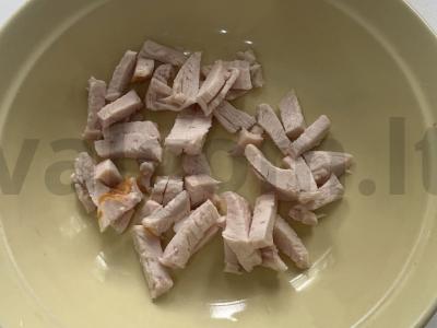 Salotas su rūkytomis vištienos krūtinėlėmis ir morkomis Žingsnis 1