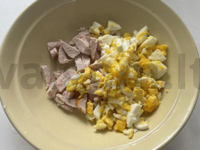 Salotas su rūkytomis vištienos krūtinėlėmis ir morkomis Žingsnis 2