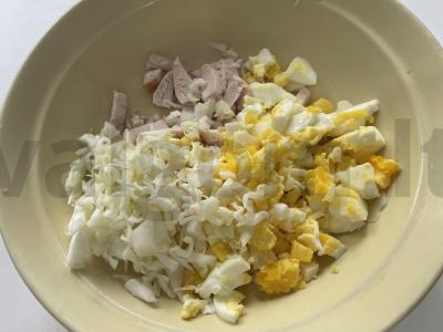 Salotas su rūkytomis vištienos krūtinėlėmis ir morkomis Žingsnis 3