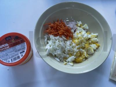 Salotas su rūkytomis vištienos krūtinėlėmis ir morkomis Žingsnis 4