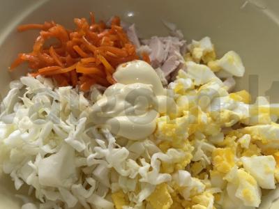 Salotas su rūkytomis vištienos krūtinėlėmis ir morkomis Žingsnis 5