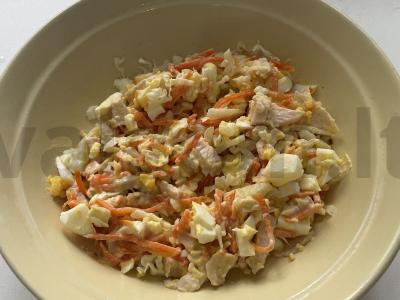 Salotas su rūkytomis vištienos krūtinėlėmis ir morkomis pagrindine nuotrauka