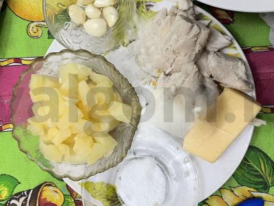 Krepšeliai su konservuotais ananasais ir vištienos krūtinėle Žingsnis 1