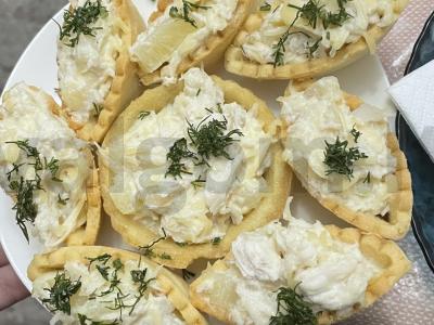 Krepšeliai su konservuotais ananasais ir vištienos krūtinėle pagrindine nuotrauka