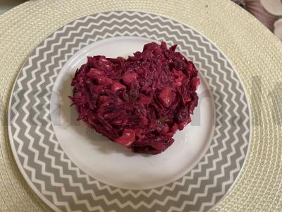 Salotas „Burokėlių-ir-žemės riešutų širdis“ pagrindine nuotrauka