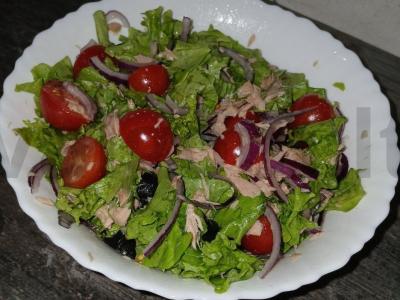 Salotos su tunu ir vyšniniais pomidorais pagrindine nuotrauka