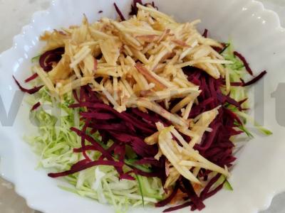 Vitaminų salotas su daržovėmis ir obuoliu Žingsnis 4