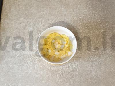 Kukurūzų dribsniai su pienu ir obuoliu Žingsnis 2