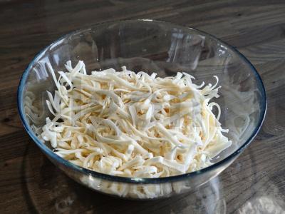 Blynai su rūkytais mėsos gaminiais ir sūriu pusryčiams Žingsnis 1