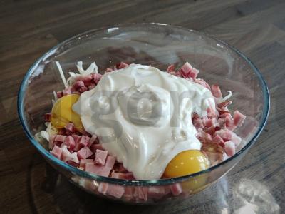 Blynai su rūkytais mėsos gaminiais ir sūriu pusryčiams Žingsnis 4