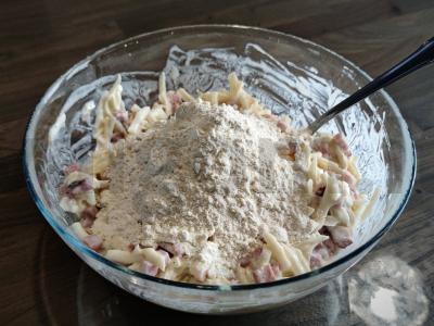 Blynai su rūkytais mėsos gaminiais ir sūriu pusryčiams Žingsnis 6