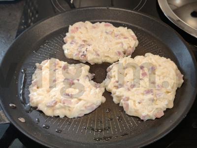 Blynai su rūkytais mėsos gaminiais ir sūriu pusryčiams Žingsnis 8