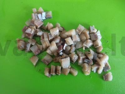 Užkandis ant krekerių su silke ir svogūnais Žingsnis 1