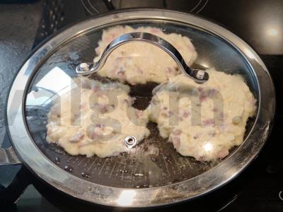 Blynai su rūkytais mėsos gaminiais ir sūriu pusryčiams Žingsnis 9