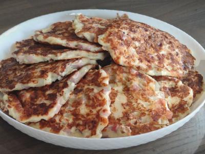 Blynai su rūkytais mėsos gaminiais ir sūriu pusryčiams pagrindine nuotrauka