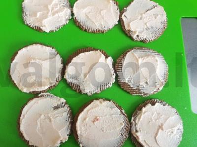 Užkandis ant krekerių su silke ir svogūnais Žingsnis 5