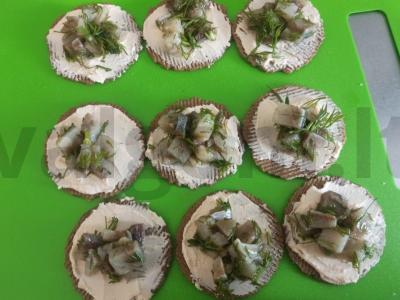 Užkandis ant krekerių su silke ir svogūnais Žingsnis 6