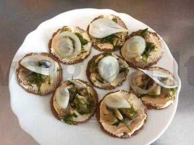 Užkandis ant krekerių su silke ir svogūnais pagrindine nuotrauka