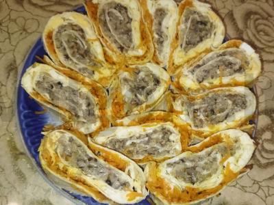 Tortilija su keptais grybais ir korėjietiška morkų salotomis pagrindine nuotrauka