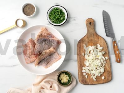 Šalčio žuvis su citrinos-česnako padažu ir šalaviju Žingsnis 1