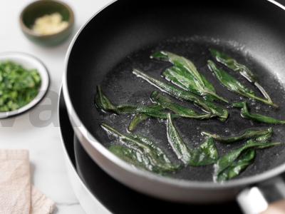 Šalčio žuvis su citrinos-česnako padažu ir šalaviju Žingsnis 2