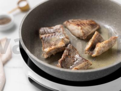 Šalčio žuvis su citrinos-česnako padažu ir šalaviju Žingsnis 4