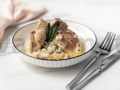 Šalčio žuvis su citrinos-česnako padažu ir šalaviju pagrindine nuotrauka