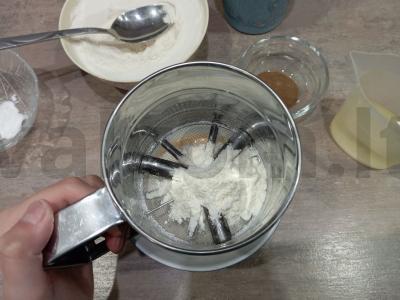 Banano keksiukas mikrobangų krosnelėje Žingsnis 1