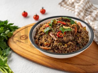 Vegetariškas plovas su grybais lėtoje viryklėje pagrindine nuotrauka