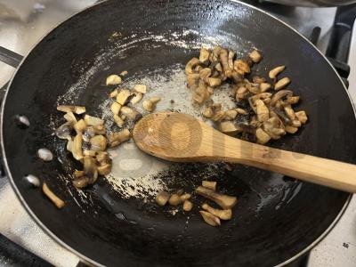 Šventinis salotas su grietinės-grybų padažu Žingsnis 8