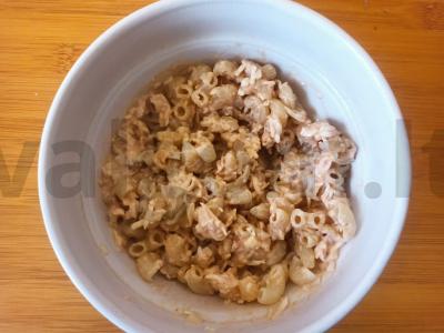 Makaronai su virtų kiaušiniu, majonezu ir kečupu pagrindine nuotrauka