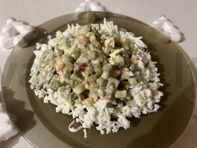 Šventinis salotas su grietinės-grybų padažu pagrindine nuotrauka