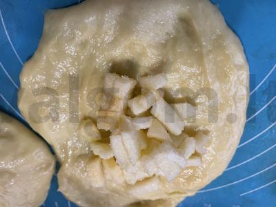 Kibinai su obuoliais iš mielinės tešlos Žingsnis 5